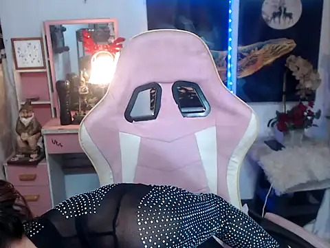 Snapshot of AsianMariaTs chatting on October 6, 2025, 1:56 pm AsianMariaTs online show from October 6, 2025, 1:56 pm