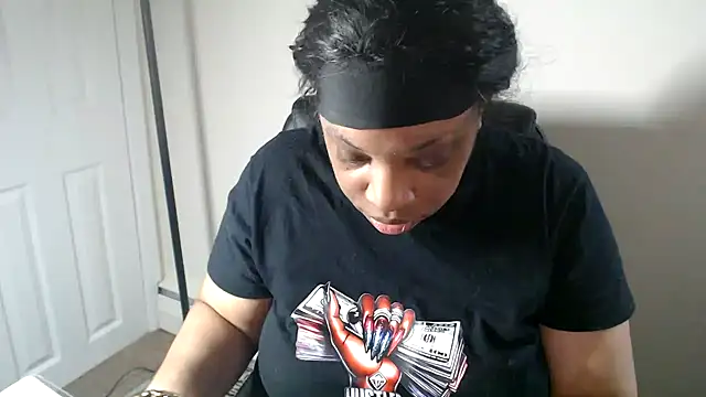 Sexymona1218 online show from May 23, 2026, 1:43 pm