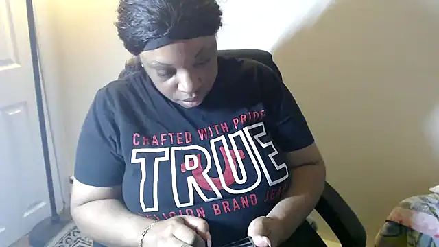 Snapshot of Sexymona1218 chatting on April 2, 2026, 8:54 am Sexymona1218 online show from April 2, 2026, 8:54 am