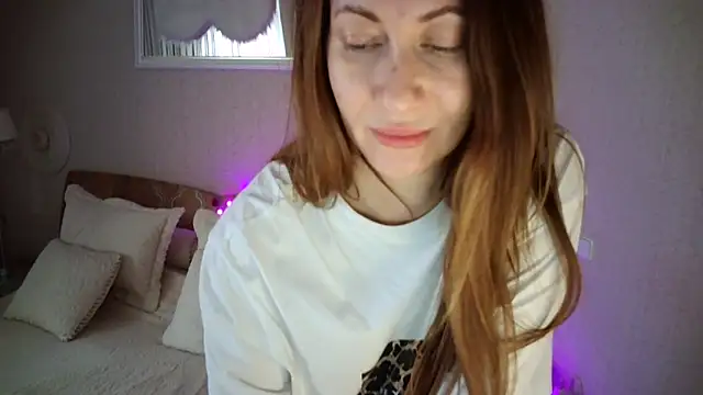 Luna Hoty online show from March 10, 2025, 7:33 am