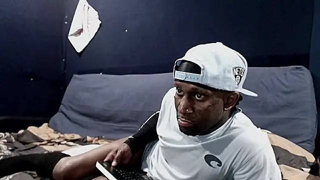 Snapshot of iBreakHeartz chatting on February 27, 2025, 2:14 am iBreakHeartz online show from February 27, 2025, 2:14 am