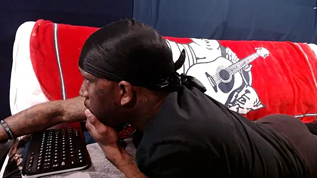 Snapshot of iBreakHeartz chatting on December 20, 2024, 1:25 am iBreakHeartz online show from December 20, 2024, 1:25 am