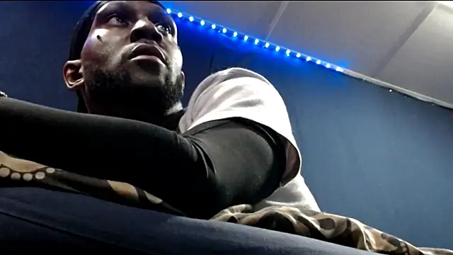 Snapshot of iBreakHeartz chatting on October 31, 2025, 8:33 am iBreakHeartz online show from October 31, 2025, 8:33 am