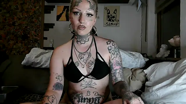 Snapshot of RoxxyInk chatting on June 24, 2026, 10:18 pm RoxxyInk online show from June 24, 2026, 10:18 pm