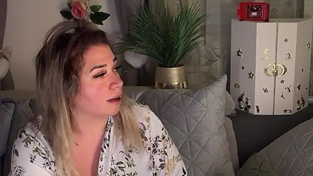 Monageil online show from November 11, 2025, 8:03 pm