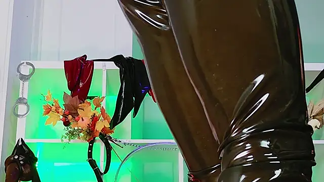 Ella  Kross online show from November 2, 2025, 4:23 pm