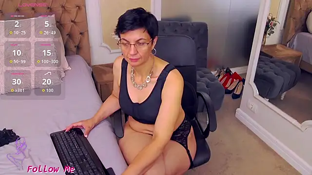 BustyPenellope online show from June 18, 2026, 3:05 am