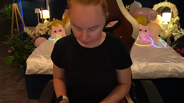 MiaRedFox online show from July 25, 2026, 12:11 pm