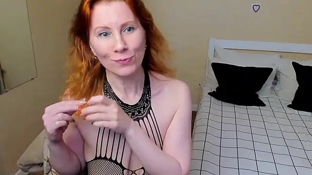 Snapshot of FoxySophia chatting on September 19, 2025, 3:43 am FoxySophia online show from September 19, 2025, 3:43 am