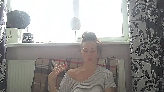 LindaStarS online show from May 10, 2026, 5:33 am