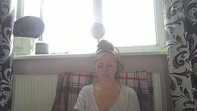 LindaStarS online show from May 9, 2026, 5:22 am