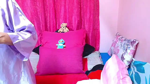 Snapshot of SLUTTYROXY chatting on January 19, 2026, 8:18 am SLUTTYROXY online show from January 19, 2026, 8:18 am