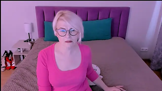 sabrinamacmarren online show from September 21, 2025, 3:06 pm