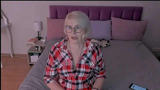 sabrinamacmarren online show from March 15, 2025, 7:59 pm