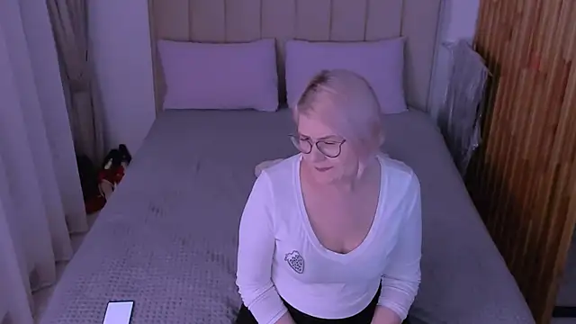 sabrinamacmarren online show from March 24, 2026, 5:13 pm