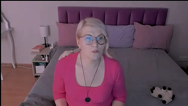 sabrinamacmarren online show from March 18, 2025, 7:44 pm