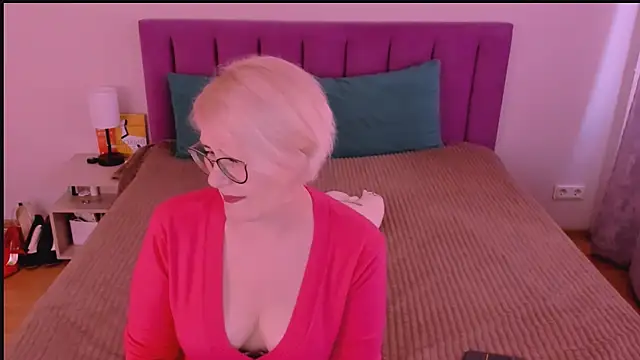 sabrinamacmarren online show from September 29, 2025, 2:01 pm