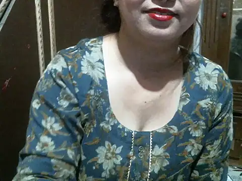 Snapshot of UrsMansi chatting on May 4, 2026, 10:34 pm UrsMansi online show from May 4, 2026, 10:34 pm