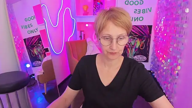 Snapshot of Paris_Cherry chatting on May 3, 2026, 5:49 pm Paris Cherry online show from May 3, 2026, 5:49 pm