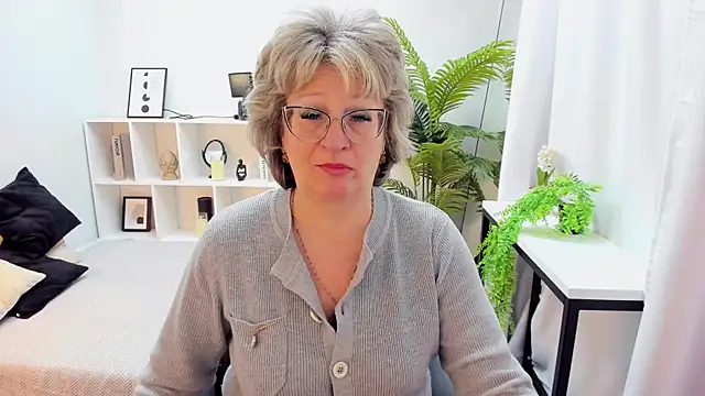 EvelynJoyful online show from November 19, 2025, 5:07 am