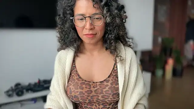 illaroom online show from October 10, 2025, 8:42 pm