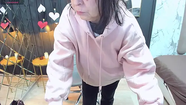 Snapshot of LindaPassionate chatting on February 19, 2025, 5:27 am LindaPassionate online show from February 19, 2025, 5:27 am