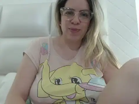 Snapshot of ashlymoon chatting on March 21, 2025, 1:13 am ashlymoon online show from March 21, 2025, 1:13 am