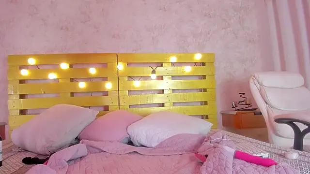 Snapshot of cristinapuerta_ chatting on November 23, 2025, 11:42 am cristinapuerta online show from November 23, 2025, 11:42 am