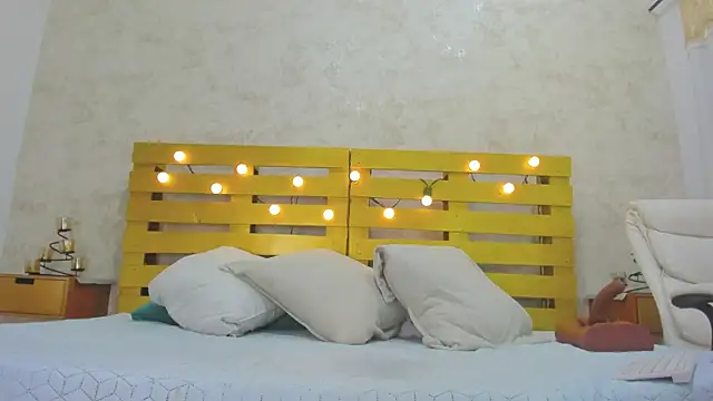 Snapshot of cristinapuerta_ chatting on November 14, 2025, 11:36 am cristinapuerta online show from November 14, 2025, 11:36 am