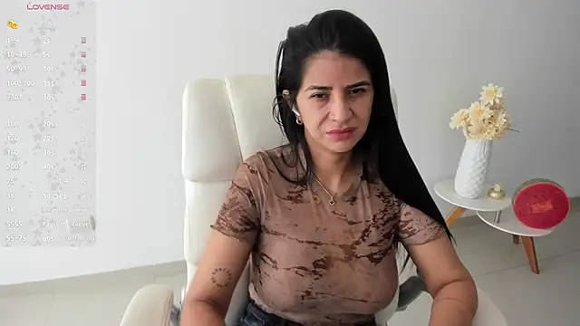 Snapshot of renata_t_ chatting on February 4, 2026, 8:15 pm renata t online show from February 4, 2026, 8:15 pm