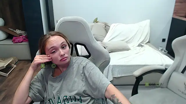 Sunny-Girl1 online show from October 16, 2025, 7:49 am