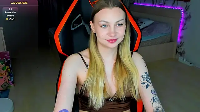 BiMolly online show from May 11, 2026, 3:52 am