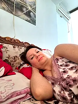  lady red  online show from February 28, 2025, 5:59 am