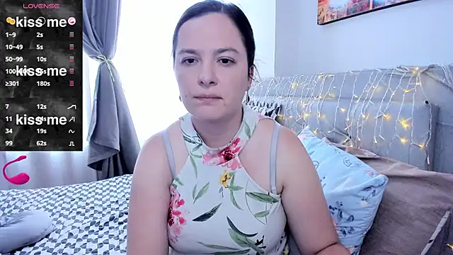 Snapshot of angelaagomez chatting on May 5, 2026, 6:33 pm angelaagomez online show from May 5, 2026, 6:33 pm