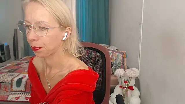 LuxuryNika online show from September 19, 2025, 2:10 pm