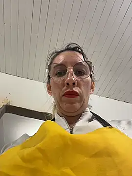 Gatitacarlita online show from June 18, 2026, 5:29 pm
