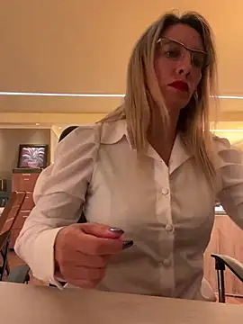 Gatitacarlita online show from February 14, 2025, 8:05 pm