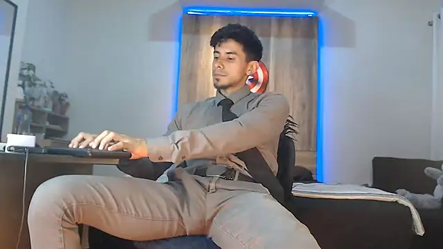 Andrew 4  online show from November 15, 2025, 1:42 am