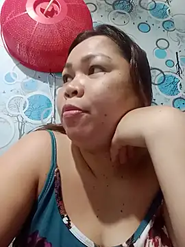 XXLorie 02 online show from May 15, 2026, 9:13 pm