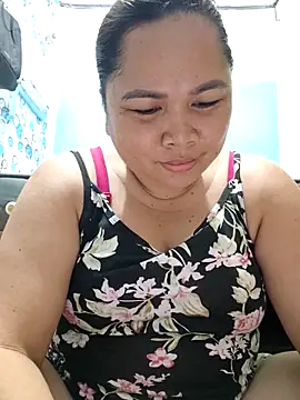 XXLorie 02 online show from May 25, 2026, 2:44 am
