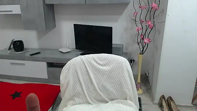 Snapshot of JullieMilf chatting on January 3, 2025, 4:59 pm JullieMilf online show from January 3, 2025, 4:59 pm