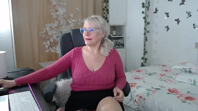 Snapshot of Ghertrude52 chatting on May 10, 2026, 4:27 am Ghertrude52 online show from May 10, 2026, 4:27 am