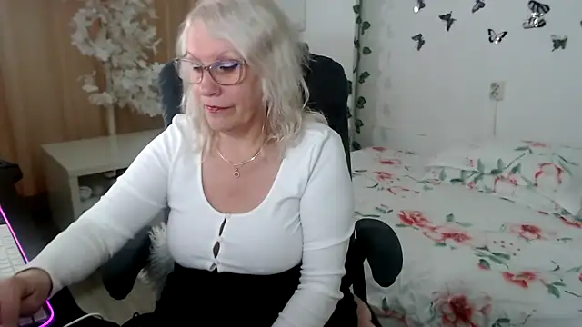 Snapshot of Ghertrude52 chatting on May 17, 2026, 4:12 am Ghertrude52 online show from May 17, 2026, 4:12 am