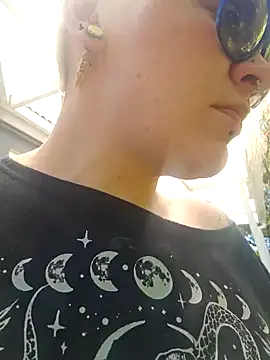 PinkTheHawk online show from November 9, 2025, 1:31 am