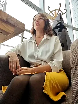 Snapshot of EvaXOAir chatting on October 28, 2025, 5:29 am EvaXOAir online show from October 28, 2025, 5:29 am