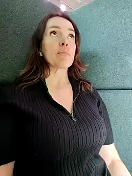 Snapshot of EvaXOAir chatting on March 14, 2025, 8:10 am EvaXOAir online show from March 14, 2025, 8:10 am