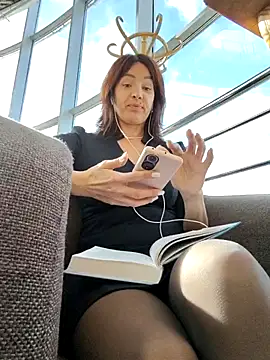 Snapshot of EvaXOAir chatting on September 30, 2025, 3:45 am EvaXOAir online show from September 30, 2025, 3:45 am