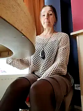 Snapshot of EvaXOAir chatting on February 2, 2025, 6:47 am EvaXOAir online show from February 2, 2025, 6:47 am