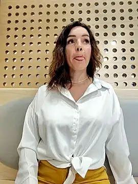 Snapshot of EvaXOAir chatting on February 16, 2025, 3:04 am EvaXOAir online show from February 16, 2025, 3:04 am