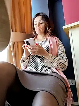 Snapshot of EvaXOAir chatting on February 6, 2025, 4:21 am EvaXOAir online show from February 6, 2025, 4:21 am